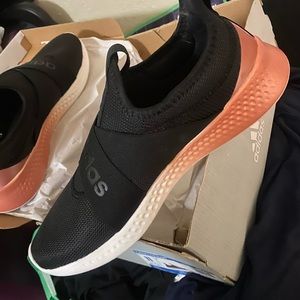 hi i am selling a brand new pair of adidas it says size 11 but i think their a 9